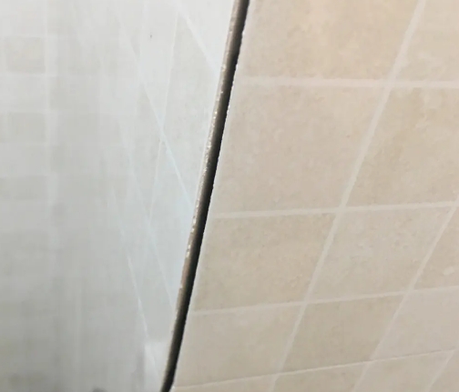 双鸭山市瓷砖空鼓维修公司分享阳台瓷砖脱落的修复过程可以分为以下几个步骤