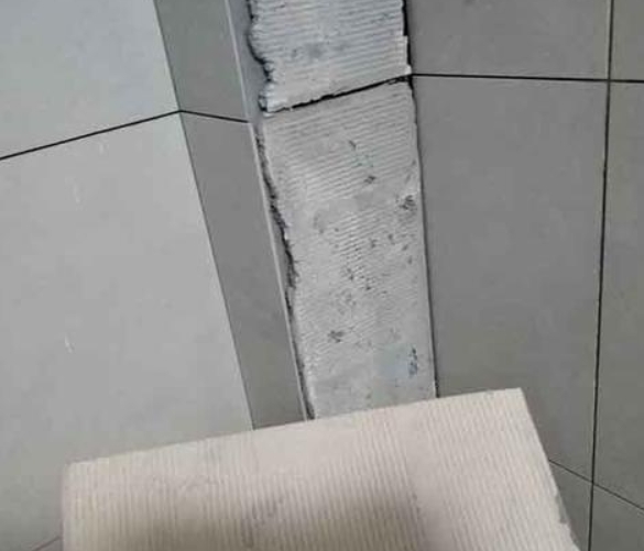 双鸭山市瓷砖空鼓维修公司分享下厨房瓷砖脱落的补救措施。